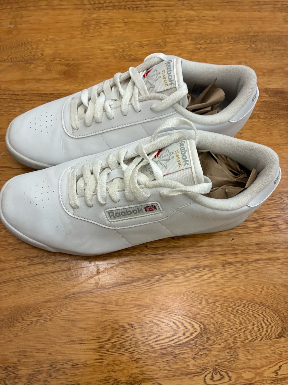Vintage 80s-90s Reebok White Leather women’s Classic Sneakers with Red Accent - Picture 3 of 6